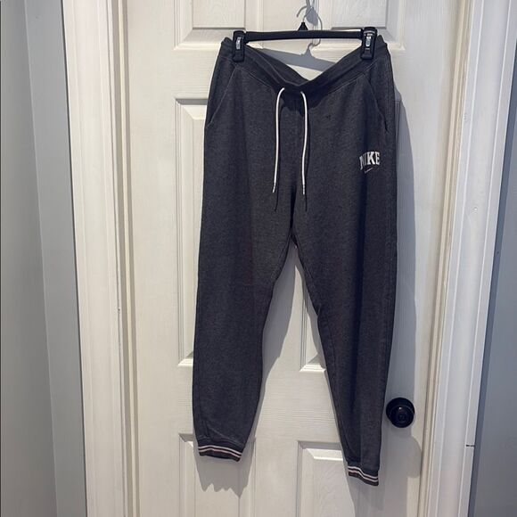 Nike Gray Sweatpants joggers SZ Medium with Elastic Waistband and Tapered Fit - Picture 1 of 9